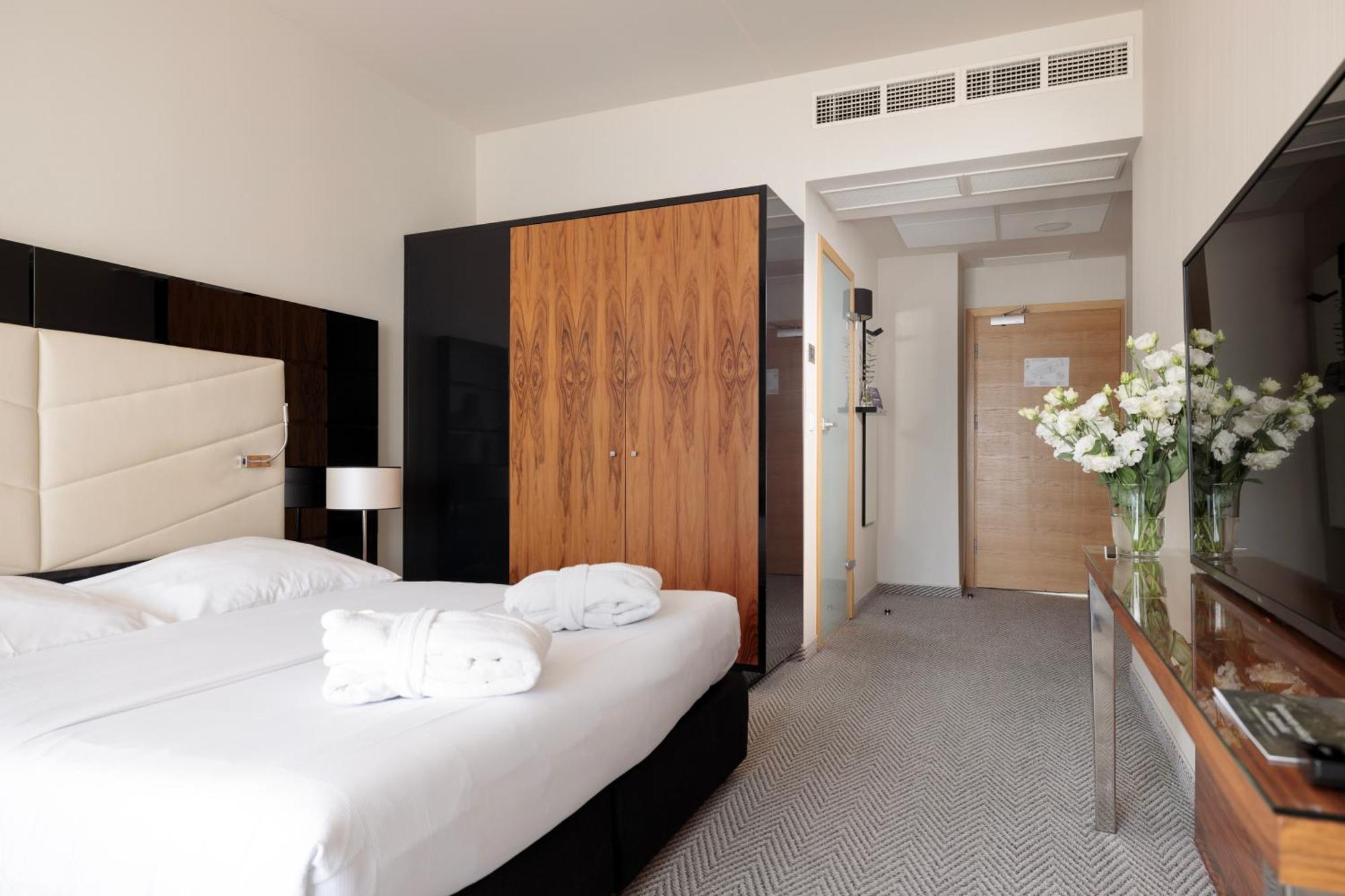 Double or Twin Room Partial Sea View